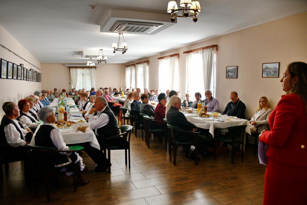 Idősebb generációk találkozása Csapon