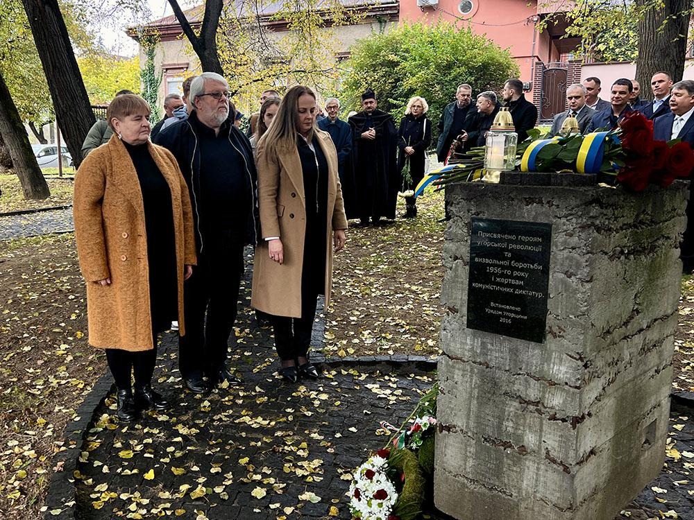 Csendes főhajtás az 1956-os hősök előtt Ungváron